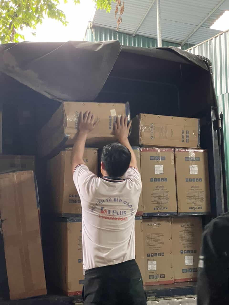 Những xe hàng đầy ắp đã có mặt tại Nhà phân phối LÂM E-HOME